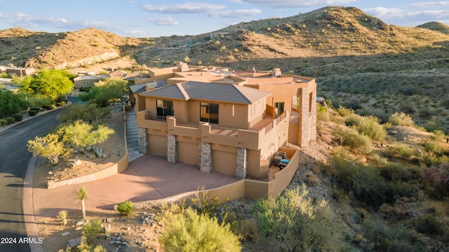 bird's eye view featuring a mountain view