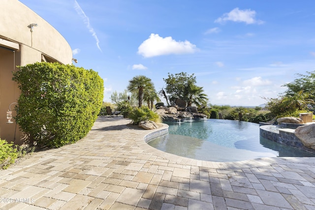 13249 E Summit Dr, Scottsdale, AZ 85259 - view of swimming pool with an infinity pool and a patio