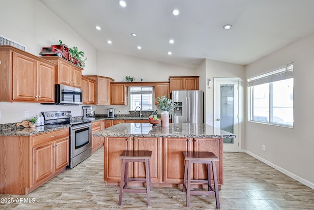 7125 W Canterbury Dr, Peoria, AZ 85345 - kitchen with stainless steel appliances, recessed lighting, a center island, a kitchen bar, and a sink