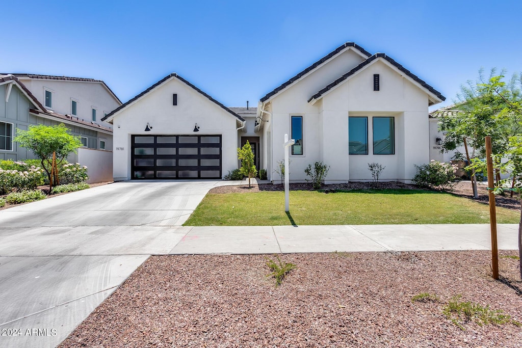 view of front facade featuring a front yard and a garage