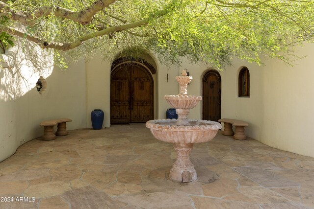 view of yard featuring a mountain view