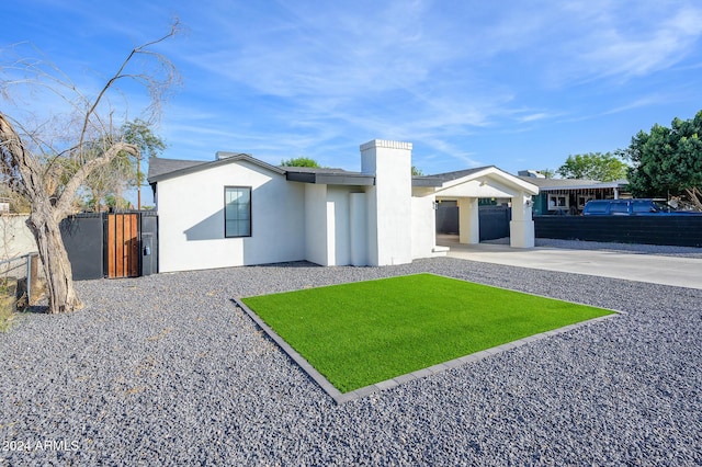 view of front facade featuring a front lawn