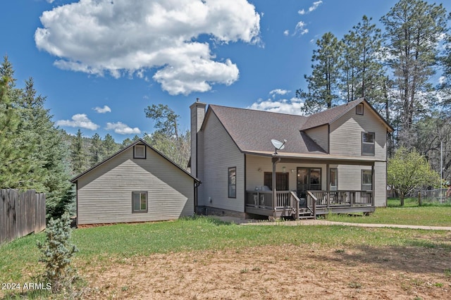 view of front of property featuring a front yard