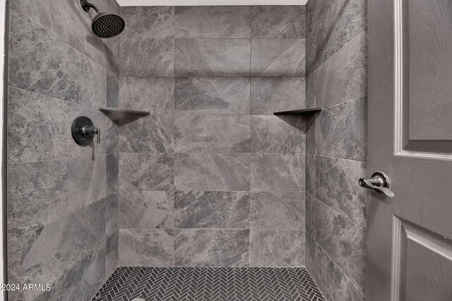 bathroom featuring a tile shower