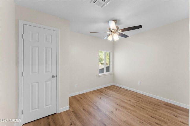 unfurnished room featuring light hardwood / wood-style floors and ceiling fan