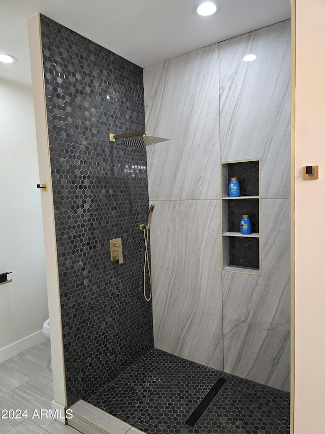 38422 W Buckeye Rd, Tonopah, AZ 85354 - full bathroom featuring a tile shower, toilet, recessed lighting, and baseboards