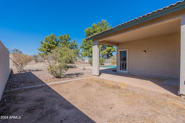 view of yard featuring a patio