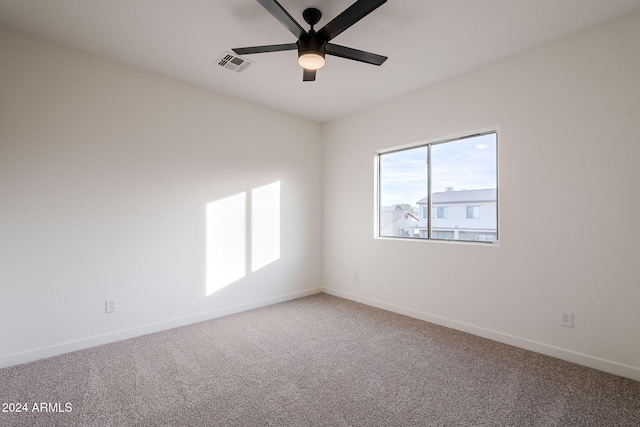 carpeted empty room featuring ceiling fan