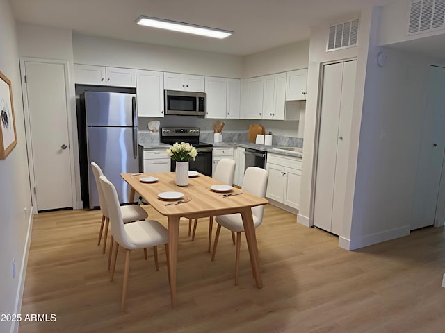 720 S Dobson Rd Unit 95, Mesa, AZ 85202 - kitchen featuring stainless steel appliances, light wood-style floors, white cabinetry, and light countertops