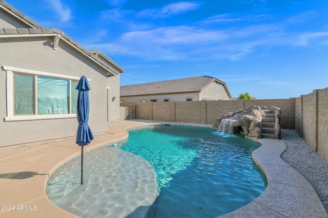 view of swimming pool featuring pool water feature