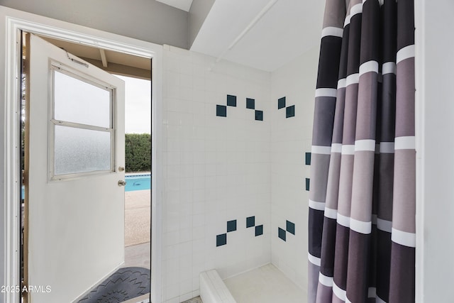 bathroom featuring tiled shower