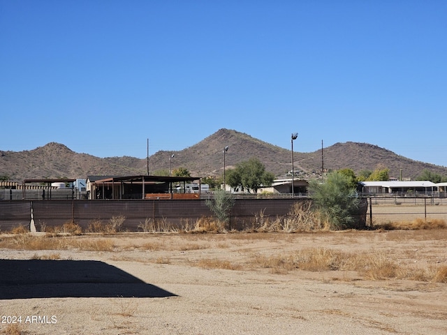 view of yard with a mountain view