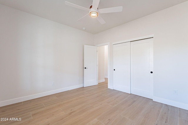 3877 S Veronica Ln, Gold Canyon, AZ 85118 - unfurnished bedroom featuring light wood-type flooring, baseboards, a closet, and a ceiling fan