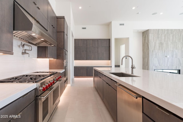 kitchen with range hood, stainless steel appliances, visible vents, a sink, and modern cabinets