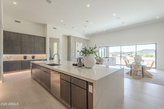 35065 N 83rd Pl Unit 4, Scottsdale, AZ 85266 - kitchen featuring visible vents, modern cabinets, light stone countertops, a sink, and a large island