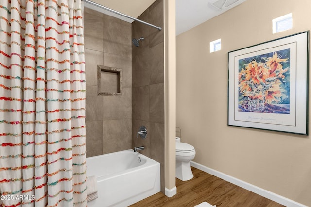 3221 N 37th St Unit 10, Phoenix, AZ 85018 - full bath featuring toilet, wood finished floors, shower / tub combo with curtain, and baseboards