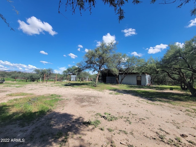 view of yard featuring a rural view