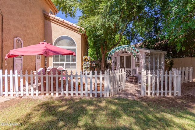 view of front of house featuring a front yard