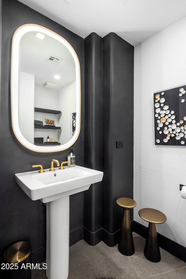 bathroom with visible vents and baseboards