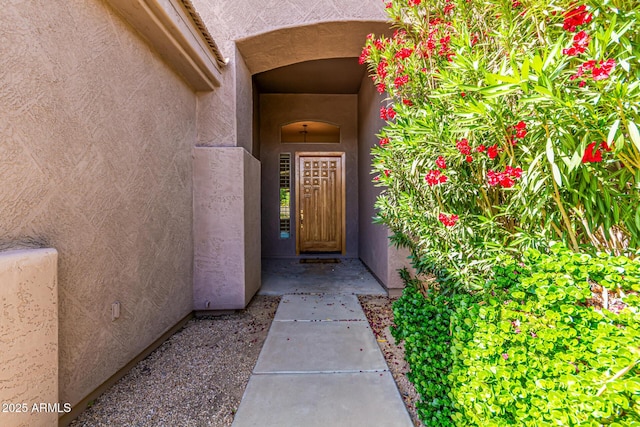 property entrance featuring stucco siding