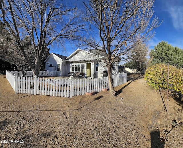 view of front of house featuring a fenced front yard