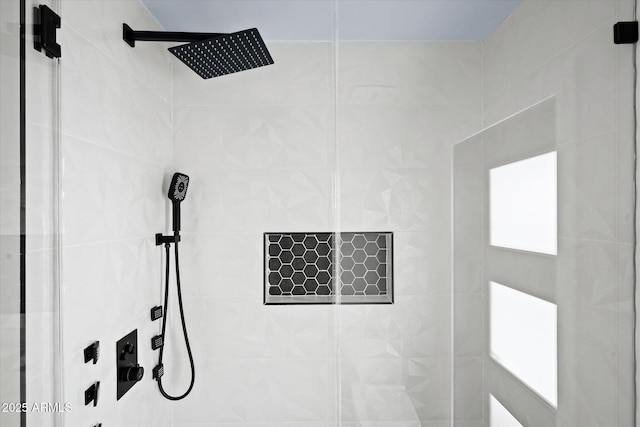 5919 N 45th St, Phoenix, AZ 85018 - bathroom with a tile shower