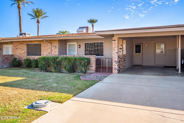 view of front of house featuring a front lawn and a carport