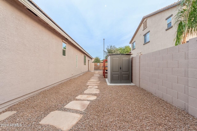 view of yard featuring a storage unit