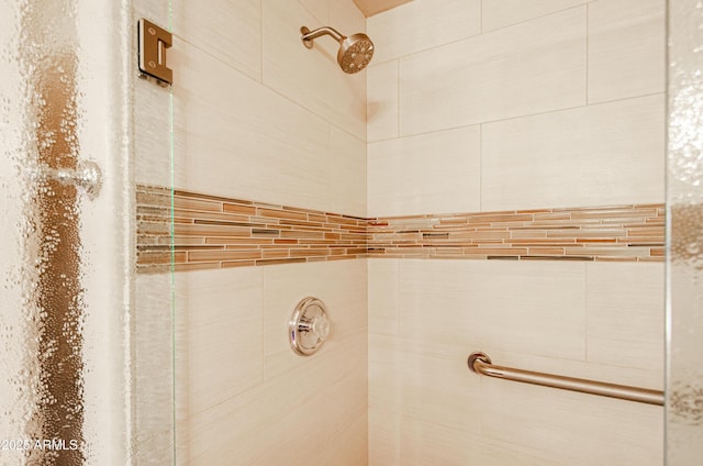 full bathroom featuring tiled shower