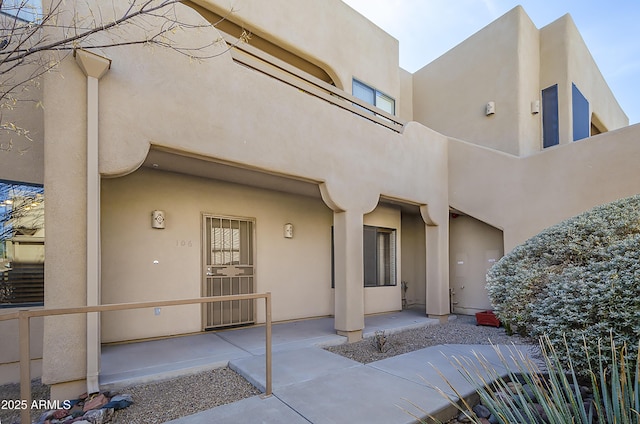 entrance to property with stucco siding