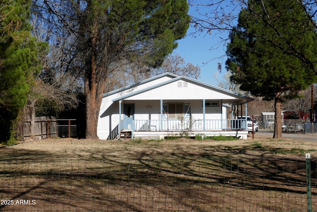 view of front of property with a front lawn, fence, and a porch