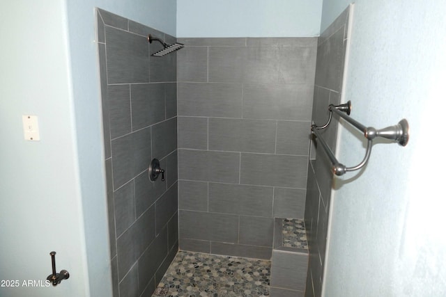 full bathroom featuring tiled shower