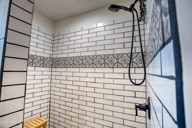 1014 Etta Ln, Show Low, AZ 85901 - bathroom featuring a tile shower
