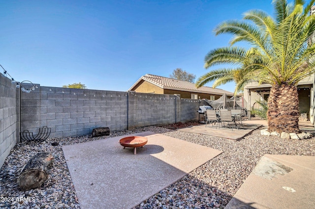 view of patio with an outdoor fire pit