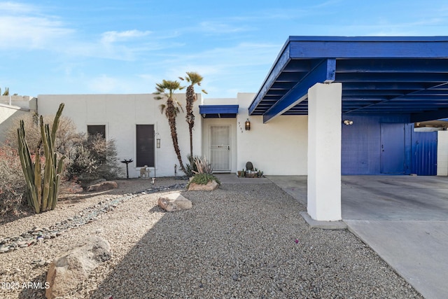 view of front facade featuring a carport