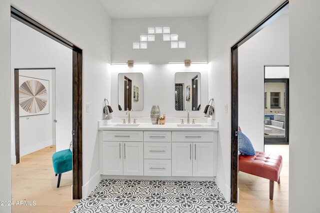 living area featuring light wood-type flooring, baseboards, and a ceiling fan