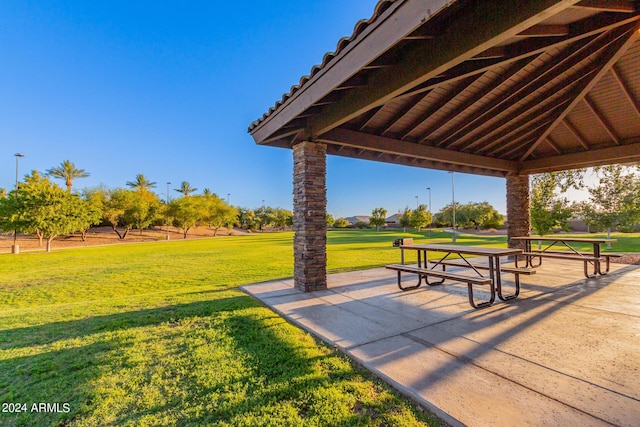 view of property's community featuring a lawn