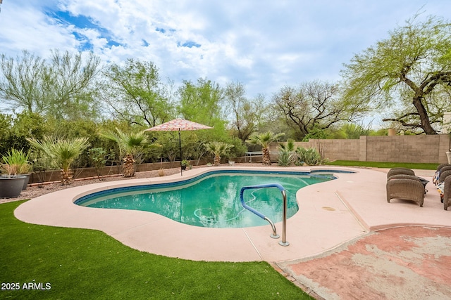 901 W Beck Ln, Phoenix, AZ 85023 - view of swimming pool featuring a fenced backyard, a patio area, and a fenced in pool