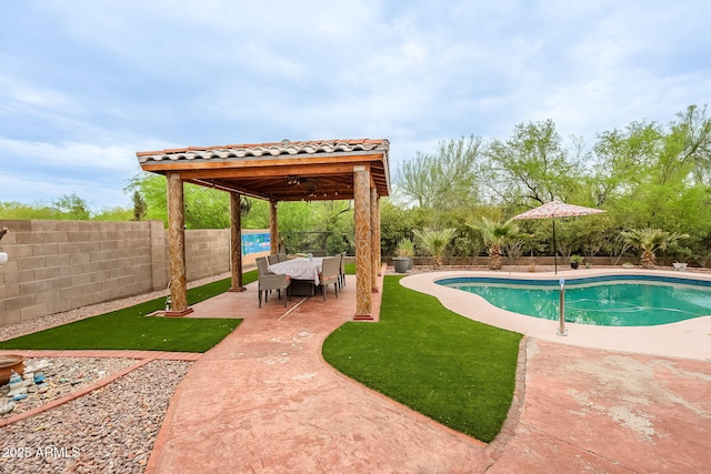 901 W Beck Ln, Phoenix, AZ 85023 - view of swimming pool featuring a fenced backyard, a fenced in pool, and a patio