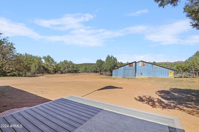 view of yard featuring an outbuilding