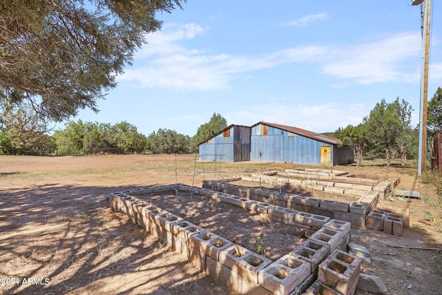 view of yard with an outdoor structure