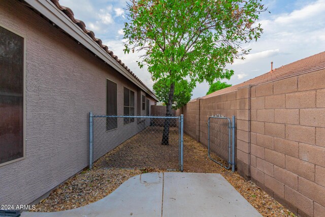 view of front of property featuring a garage and a front yard