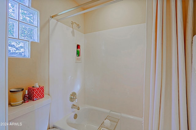 bathroom featuring toilet and shower / tub combo