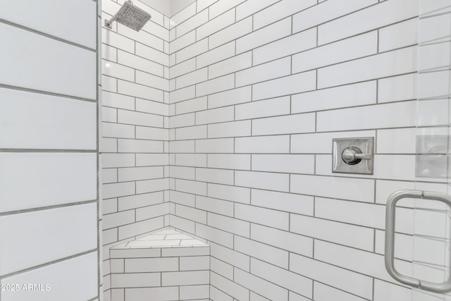 full bathroom featuring a tile shower