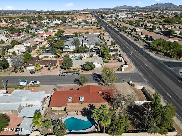 birds eye view of property featuring a mountain view