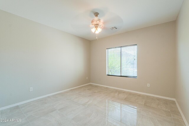 empty room featuring ceiling fan