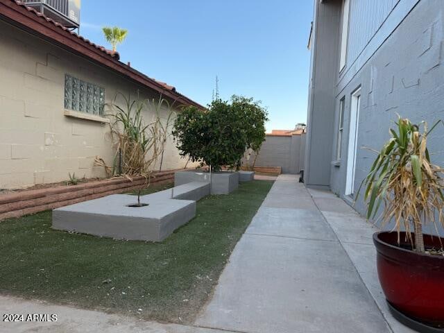 view of yard with a patio area