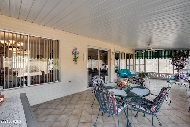 sunroom with ceiling fan