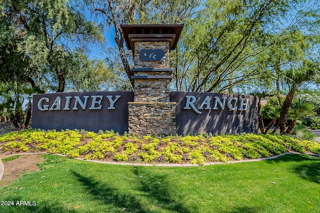 community sign featuring a yard