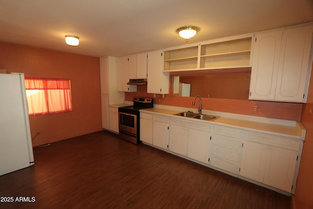 kitchen featuring freestanding refrigerator, dark wood-style floors, under cabinet range hood, a sink, and stainless steel electric range oven